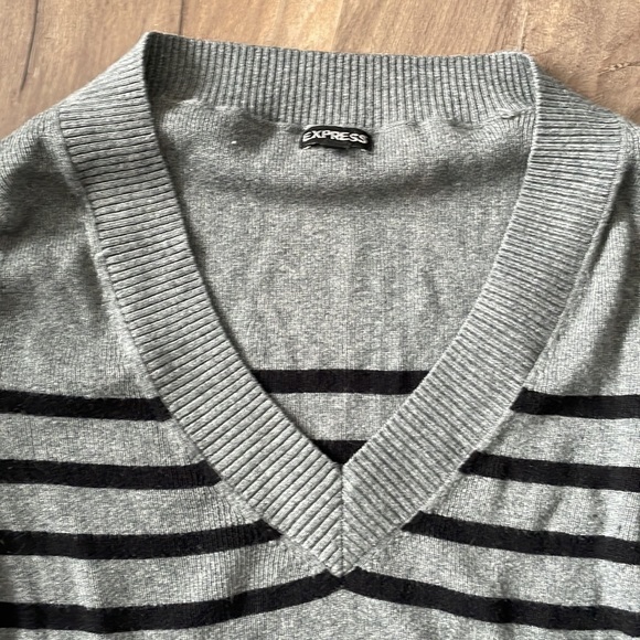 Express V neck sweater - Picture 3 of 9